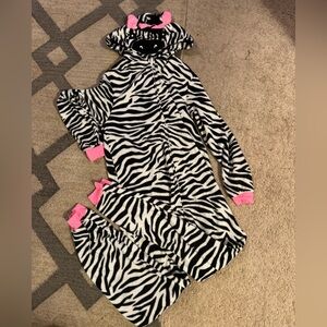 Cat And Jack Vguc Zebra Onepiece L 10-12 Pajamas Sleeper Costume